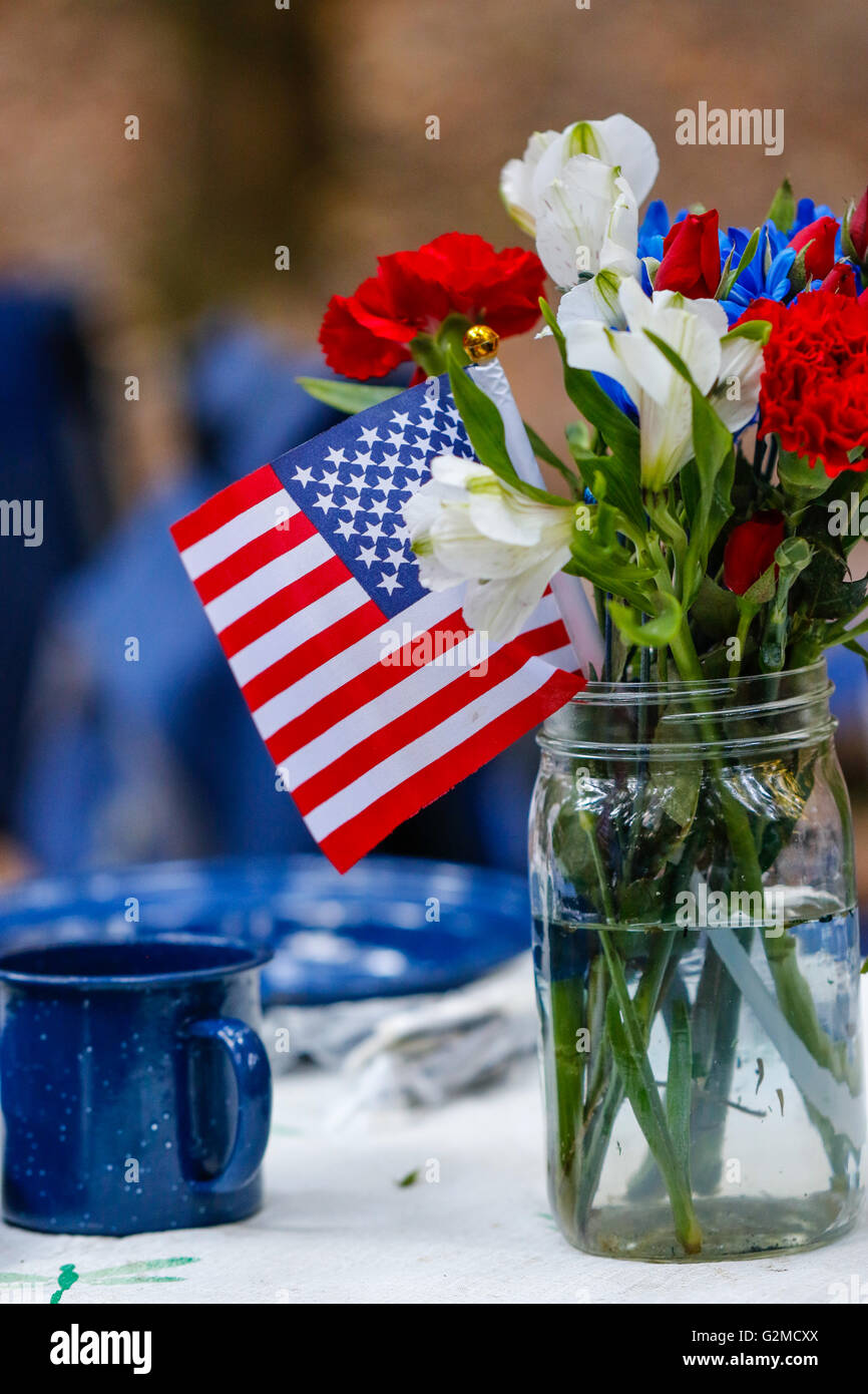 Tisch für camping mit amerikanischen Flaggen Stockfoto