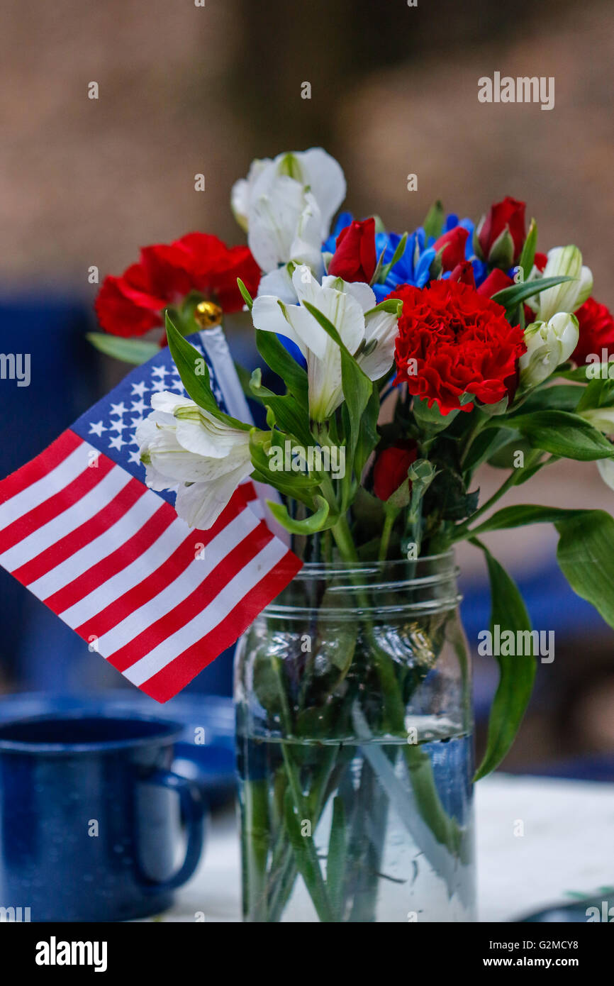 Tisch für camping mit amerikanischen Flaggen Stockfoto