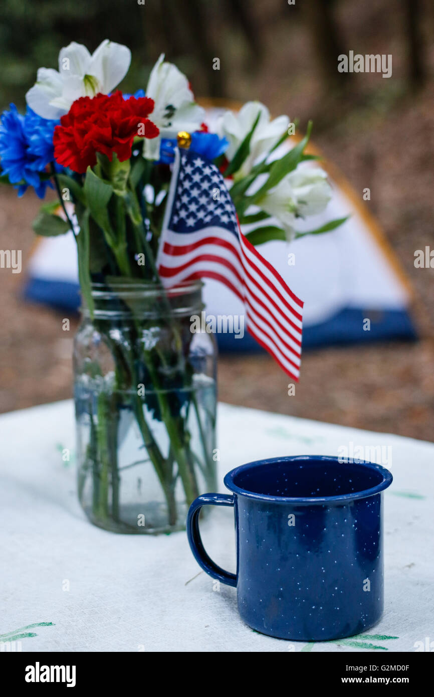 Tisch für camping mit amerikanischen Flaggen Stockfoto