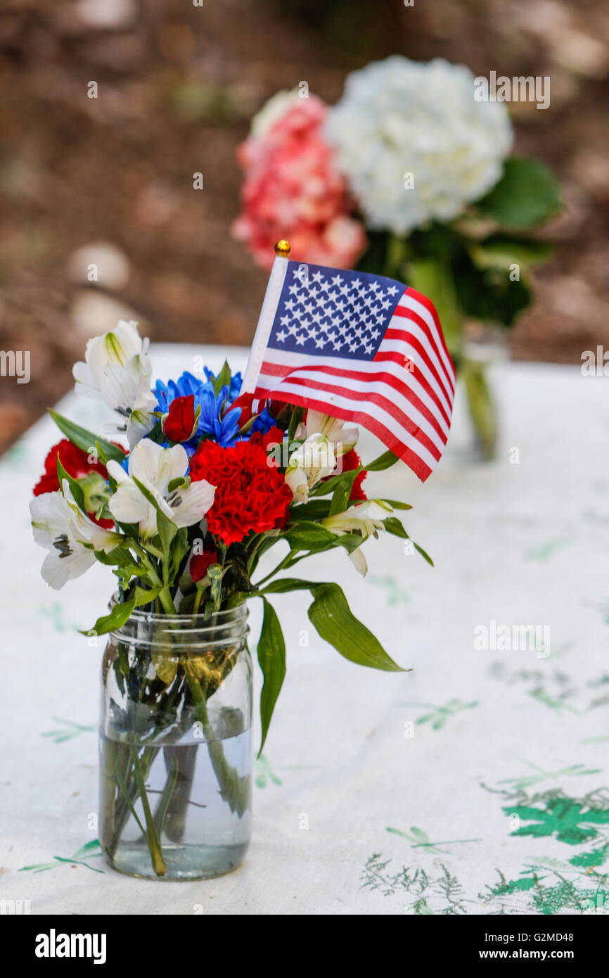 Tisch für camping mit amerikanischen Flaggen Stockfoto