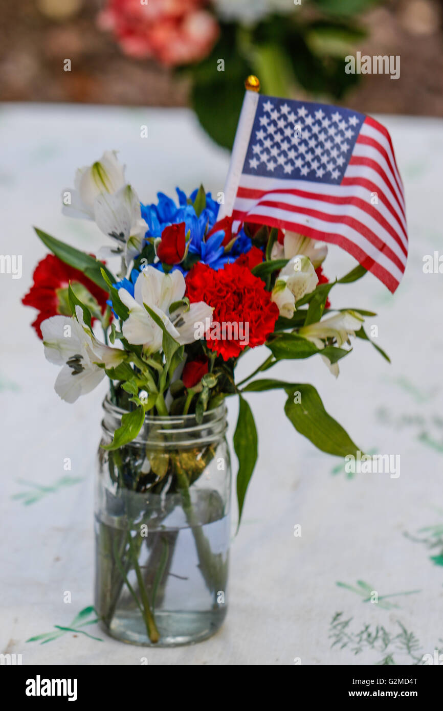 Tisch für camping mit amerikanischen Flaggen Stockfoto