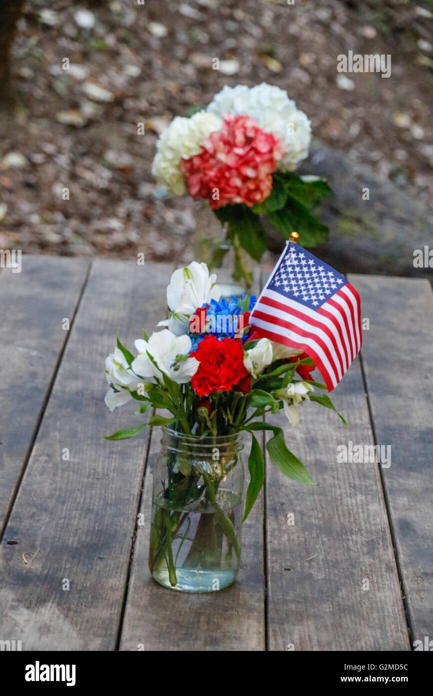 Tisch für camping mit amerikanischen Flaggen Stockfoto