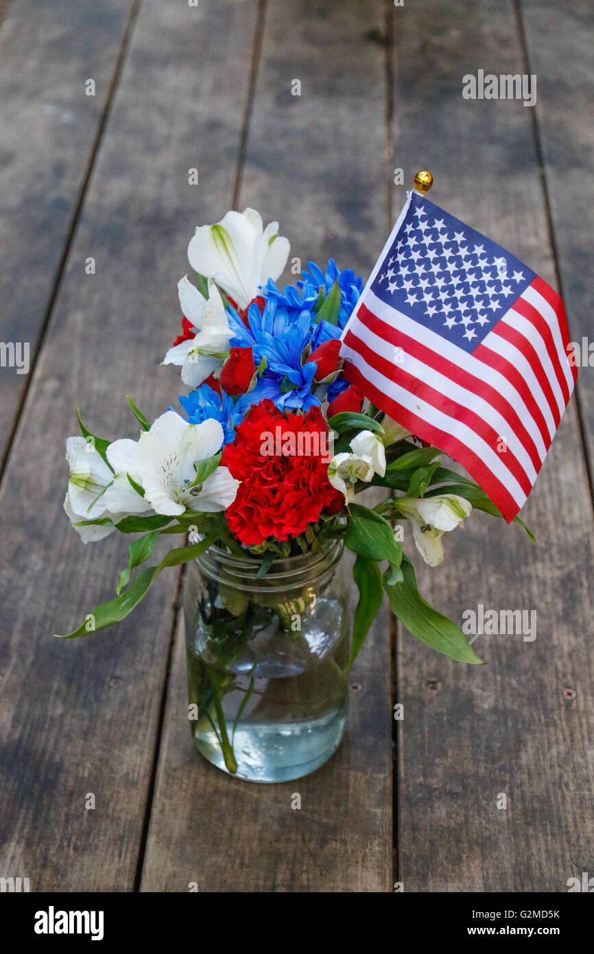 Tisch für camping mit amerikanischen Flaggen Stockfoto