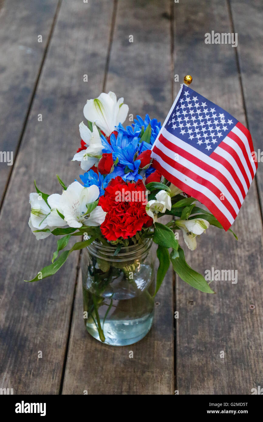 Tisch für camping mit amerikanischen Flaggen Stockfoto