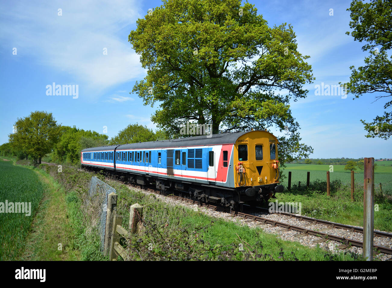 Netzwerk Südost-livrierter Klasse 205 "Klopfer" übergibt Pensons Lane Fuß überqueren, für Ongar aus North Weald gebunden. Stockfoto