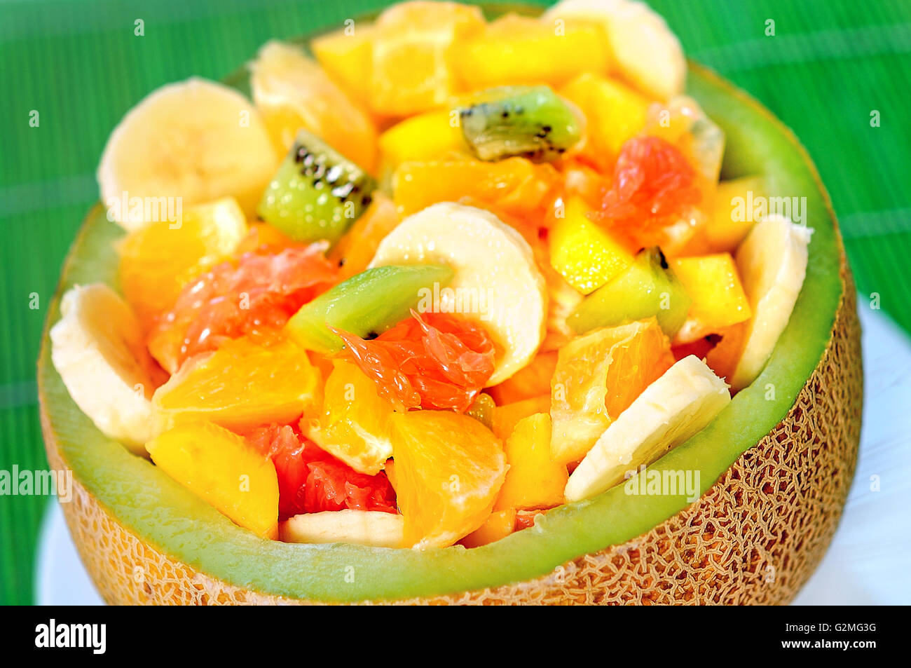 Obstsalat am grünen Tisch Stockfoto