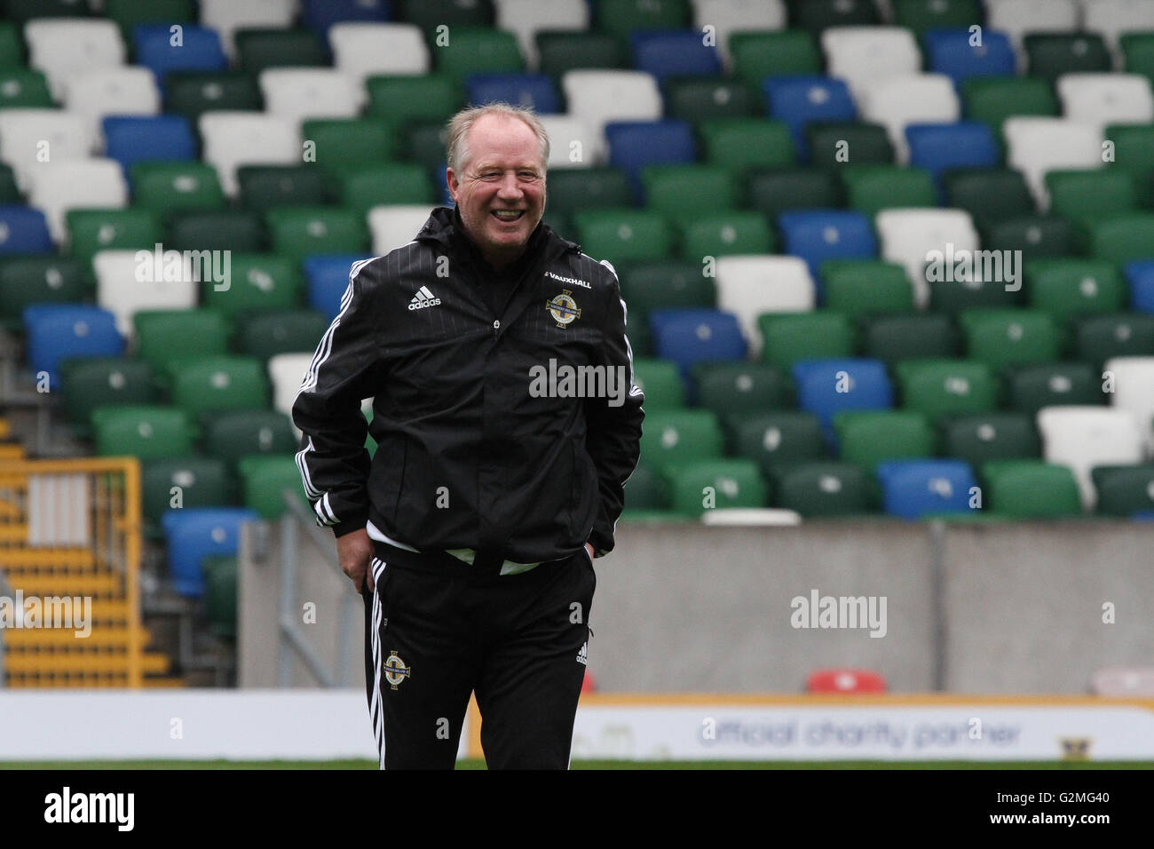 Belfast, 26. Mai 2016. Nordirland V Weißrussland (Trainingseinheit). Nordirland-Assistent Manager Jimmy Nicholl Teilnahme an der Sitzung auf das nationale Fußballstadion im Windsor Park, Belfast. Stockfoto