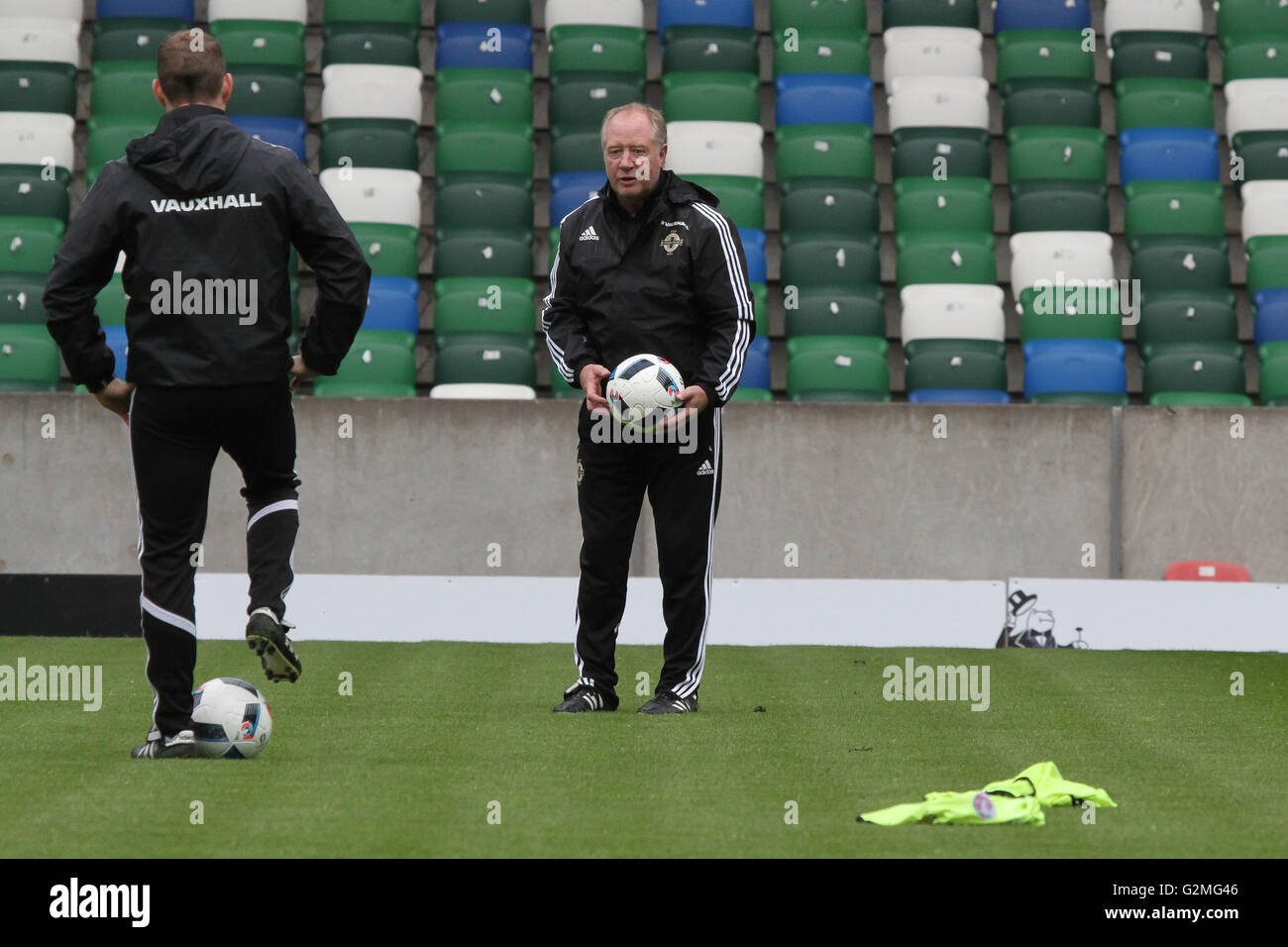 Belfast, 26. Mai 2016. Nordirland V Weißrussland (Trainingseinheit). Nordirland-Assistent Manager Jimmy Nicholl (rechts) Teilnahme an der Sitzung auf das nationale Fußballstadion im Windsor Park, Belfast. Stockfoto