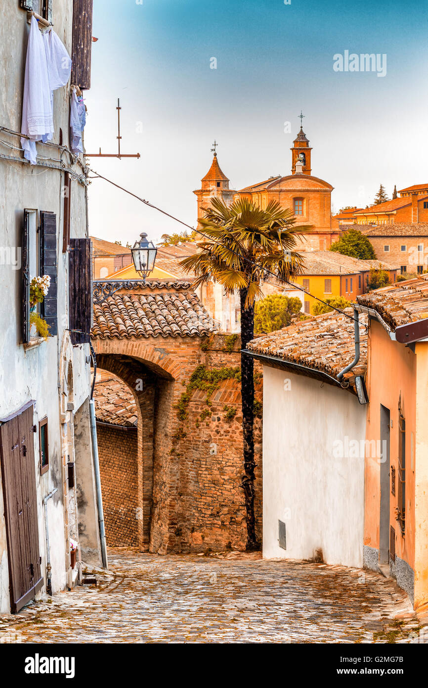 gepflasterte Straße ein mittelalterliches Dorf auf den Hügeln der Romagna in Italien, mit Kleidern hängen zum Trocknen von Fenstern Stockfoto