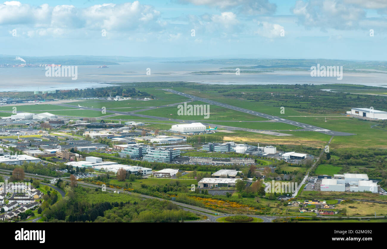 Luftaufnahme, Shannon Flughafen, Start-und Landebahn, Shannon, Ballycasey, COUNTY CLARE, Clare, Irland, Europa Flughafen, Antenne, Vögel-Augen-Blick Stockfoto