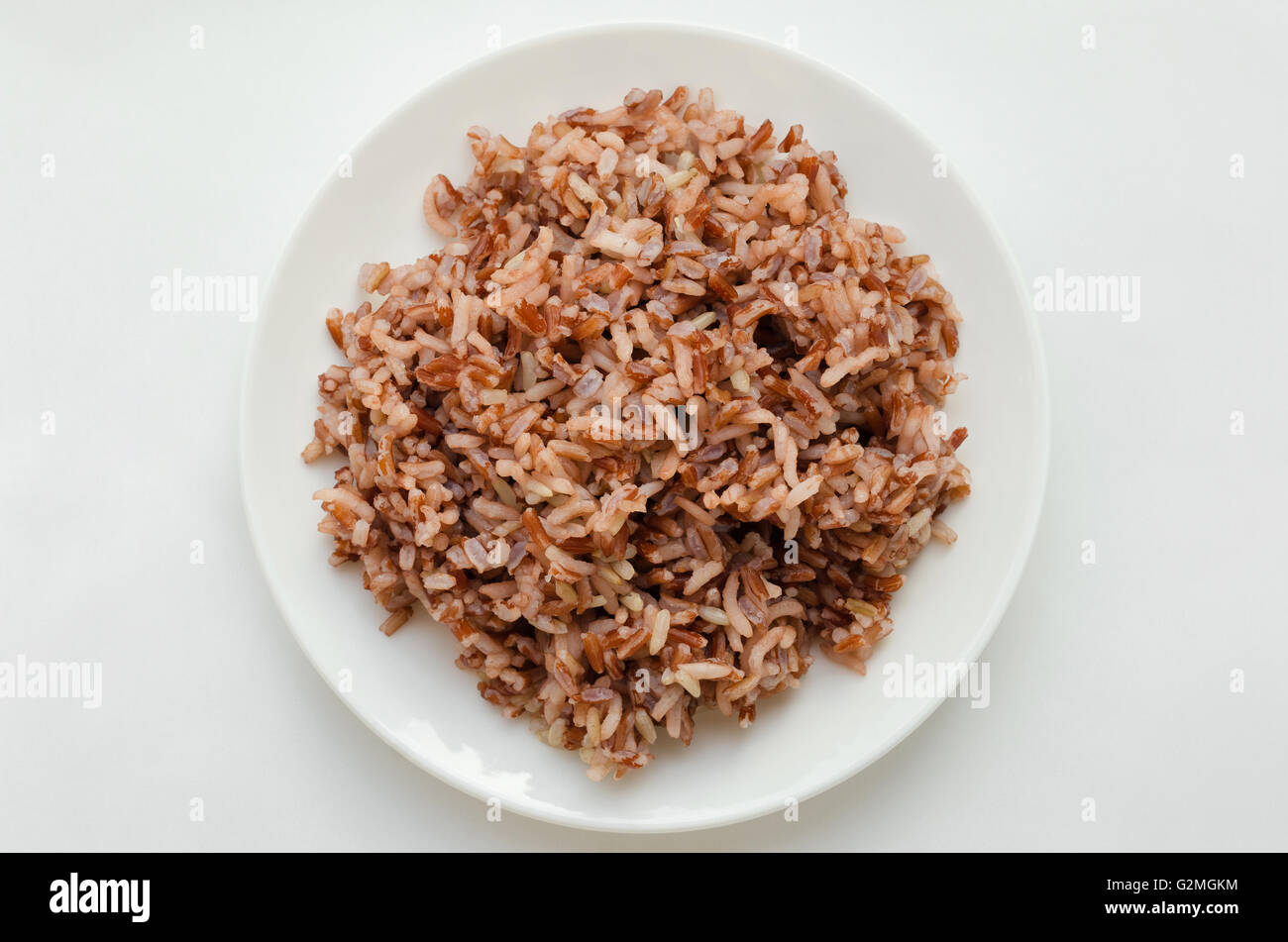 Brauner Reis auf weißen Teller. Stockfoto
