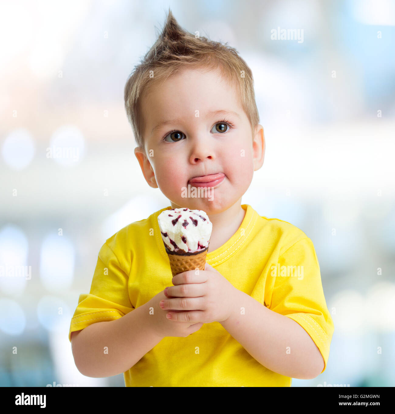 Lustige Kinder essen Eis auf unscharfen Hintergrund Stockfoto