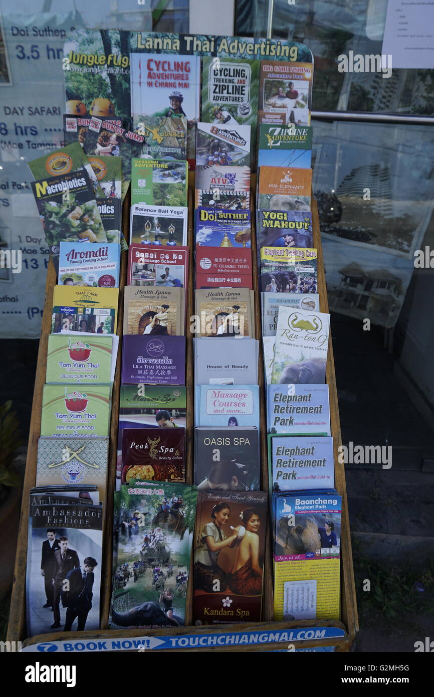 Broschüren für Tourismus und Freizeit-Aktivitäten in Chiang Mai, Thailand Stockfoto
