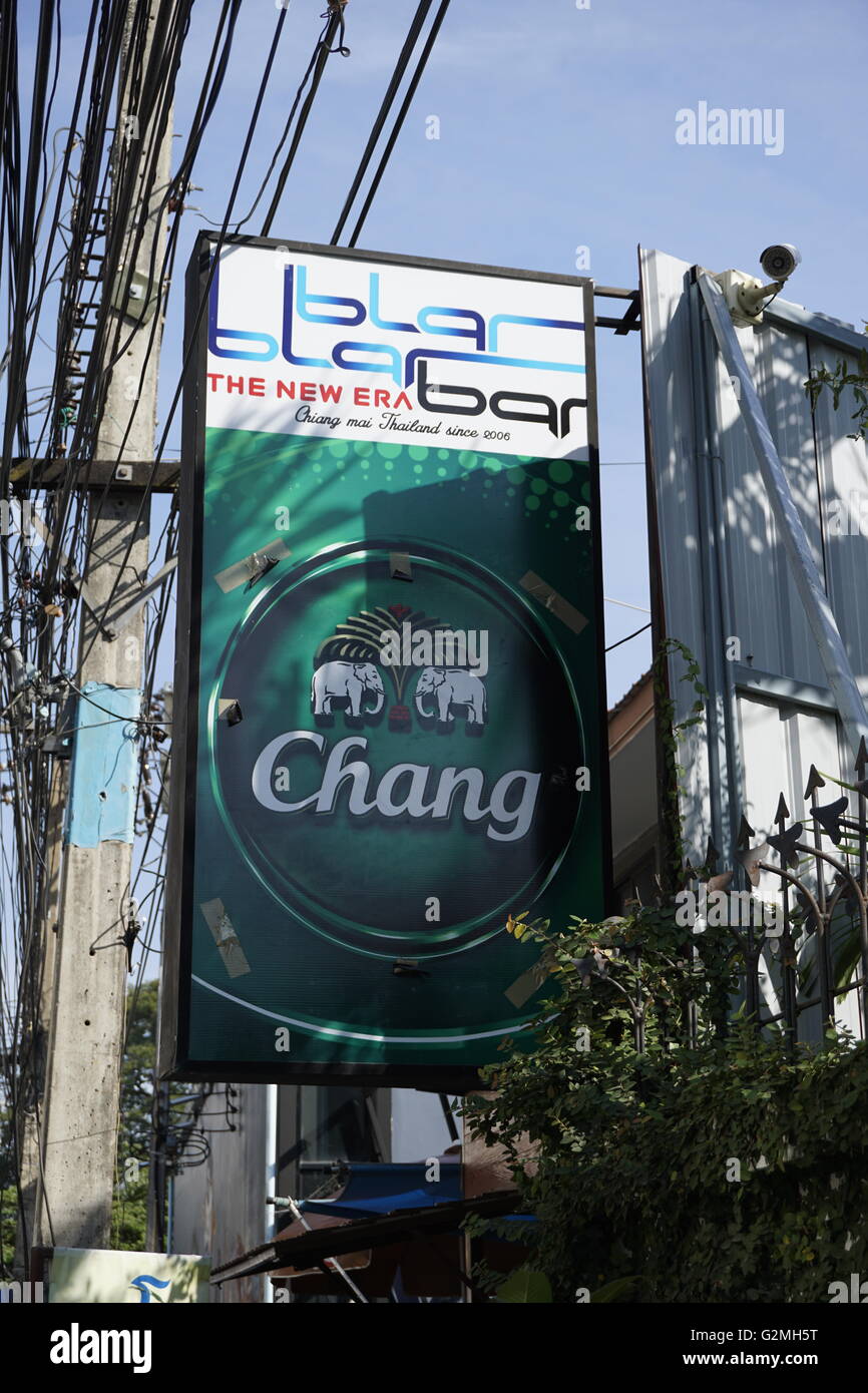 ein Chiang Mai Bar Schild mit Chang Bier Logo, eine der bekanntesten