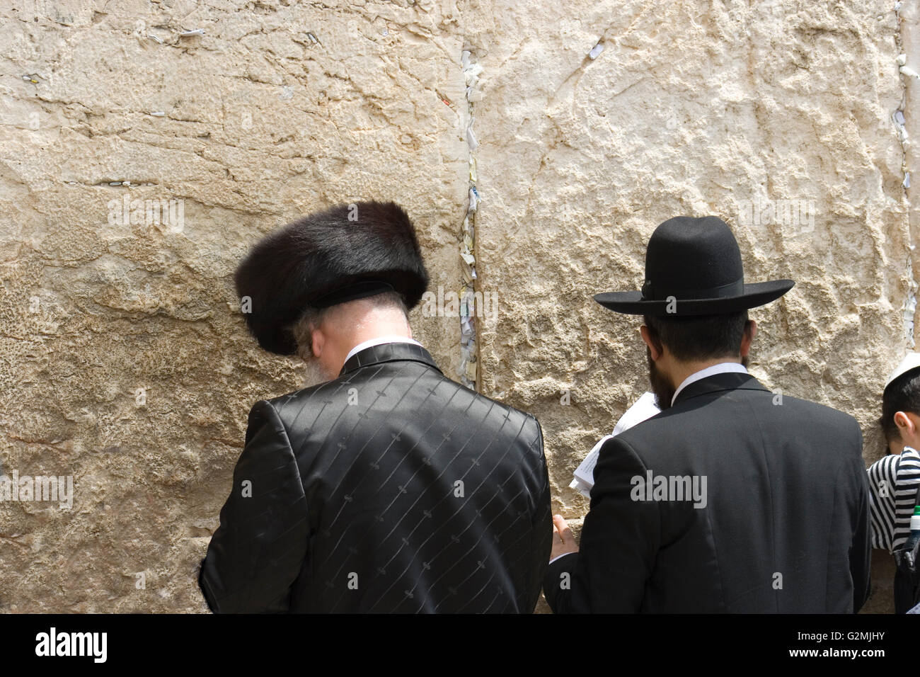 zwei Männer beten an der Westwand in jerusalem Stockfoto