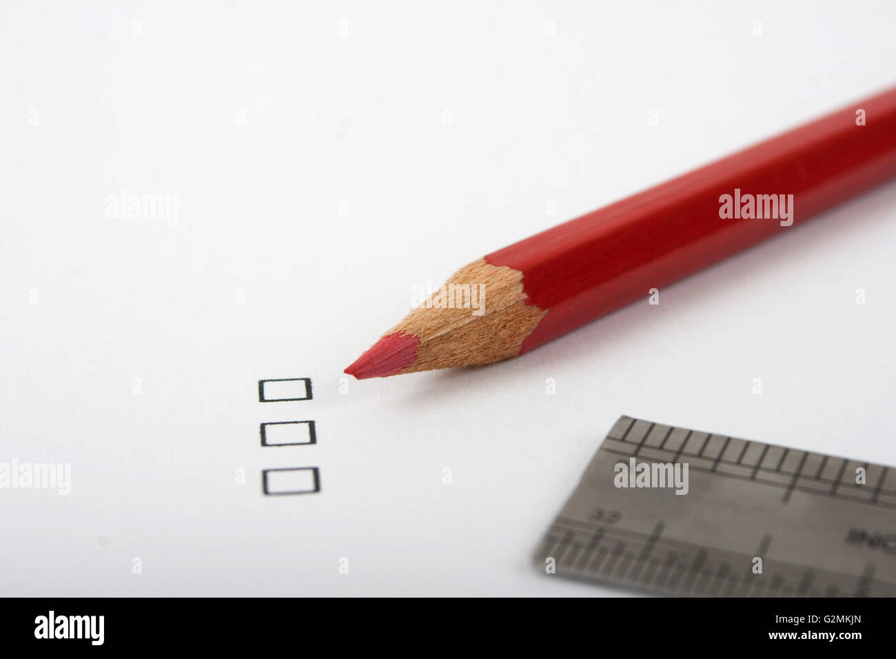 schwarze Kästchen rot weiße Seite Bleistift und Metall-Lineal Stockfoto