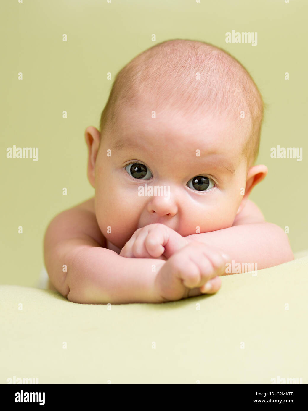 Baby Kleinkind Kind auf Bauch liegend Stockfoto