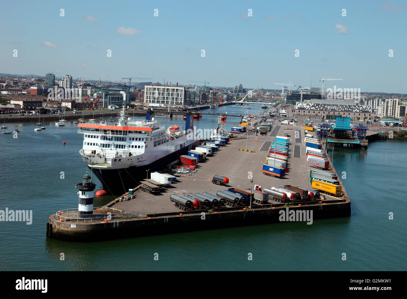 Dublin Port zeigt europäische Bemühung mit Dublin City im Hintergrund Stockfoto