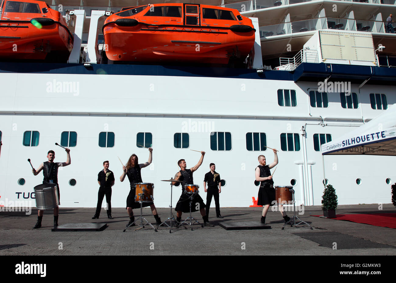Die Hit Maschine Trommler begrüßen Celebrity Silhouette Passagiere nach Irland in Dublin Port Stockfoto