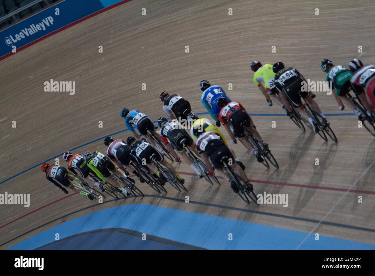 Innere des Lea Valley Lee Valley Olympischen Velodrom, Stratford, London, mit Radrennen auf hölzernen Weg Stockfoto