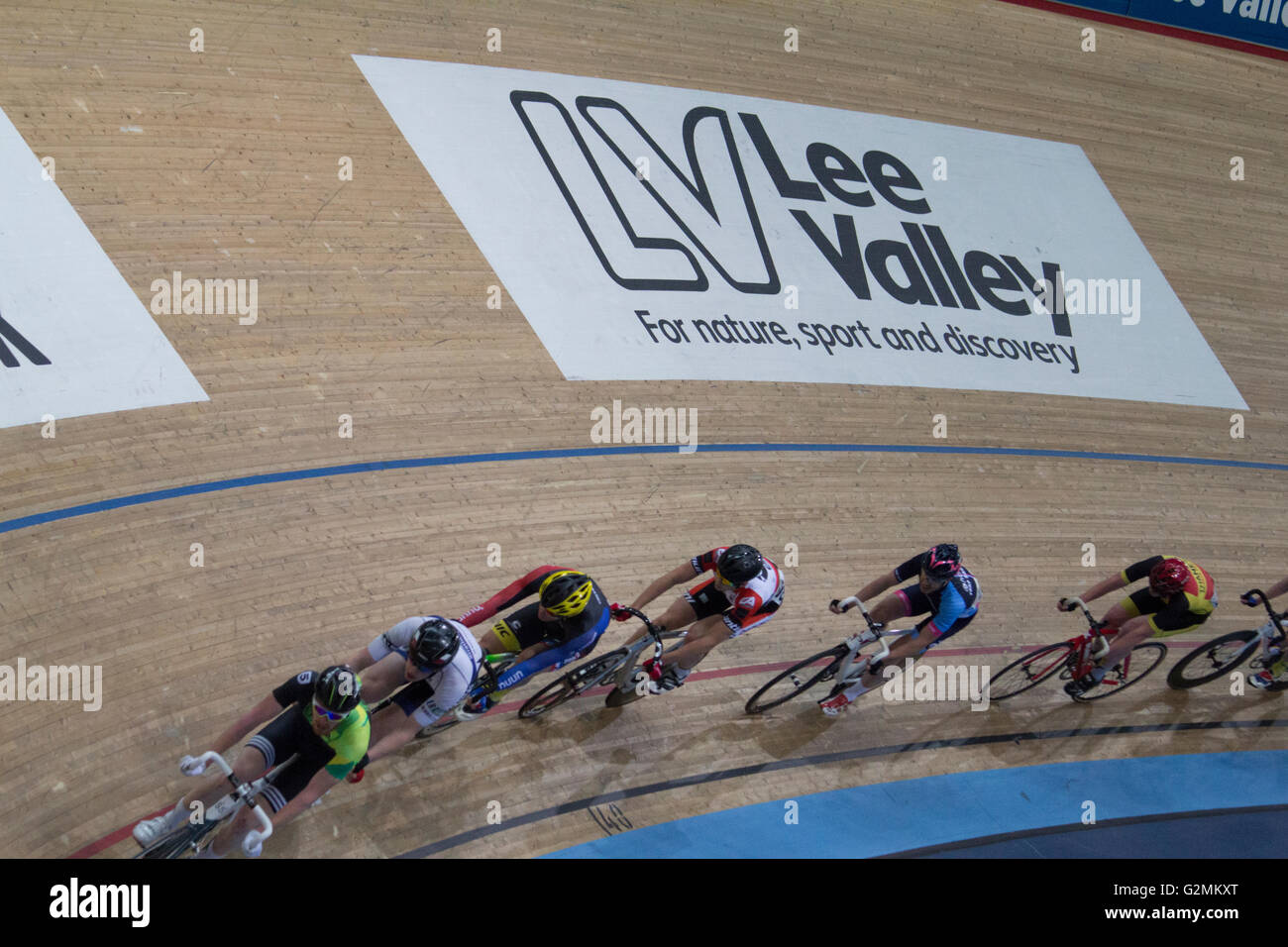 Innere des Lea Valley Lee Valley Olympischen Velodrom, Stratford, London, mit Radrennen auf hölzernen Weg Stockfoto