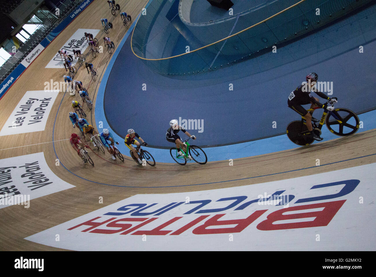 Innere des Lea Valley Lee Valley Olympischen Velodrom, Stratford, London, mit Radrennen auf hölzernen Weg Stockfoto