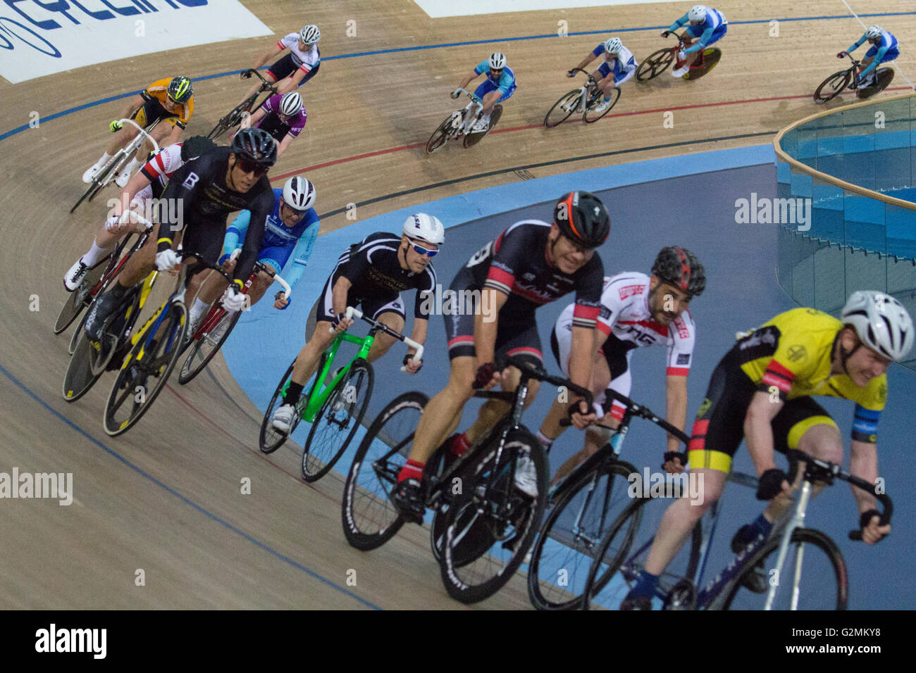 Innere des Lea Valley Lee Valley Olympischen Velodrom, Stratford, London, mit Radrennen auf hölzernen Weg Stockfoto