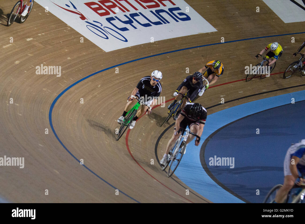 Innere des Lea Valley Lee Valley Olympischen Velodrom, Stratford, London, mit Radrennen auf hölzernen Weg Stockfoto