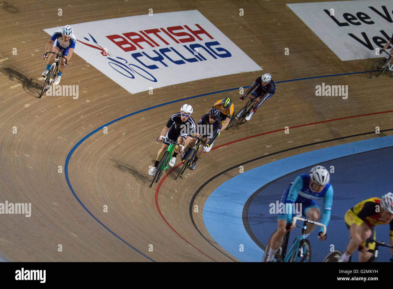 Innere des Lea Valley Lee Valley Olympischen Velodrom, Stratford, London, mit Radrennen auf hölzernen Weg Stockfoto