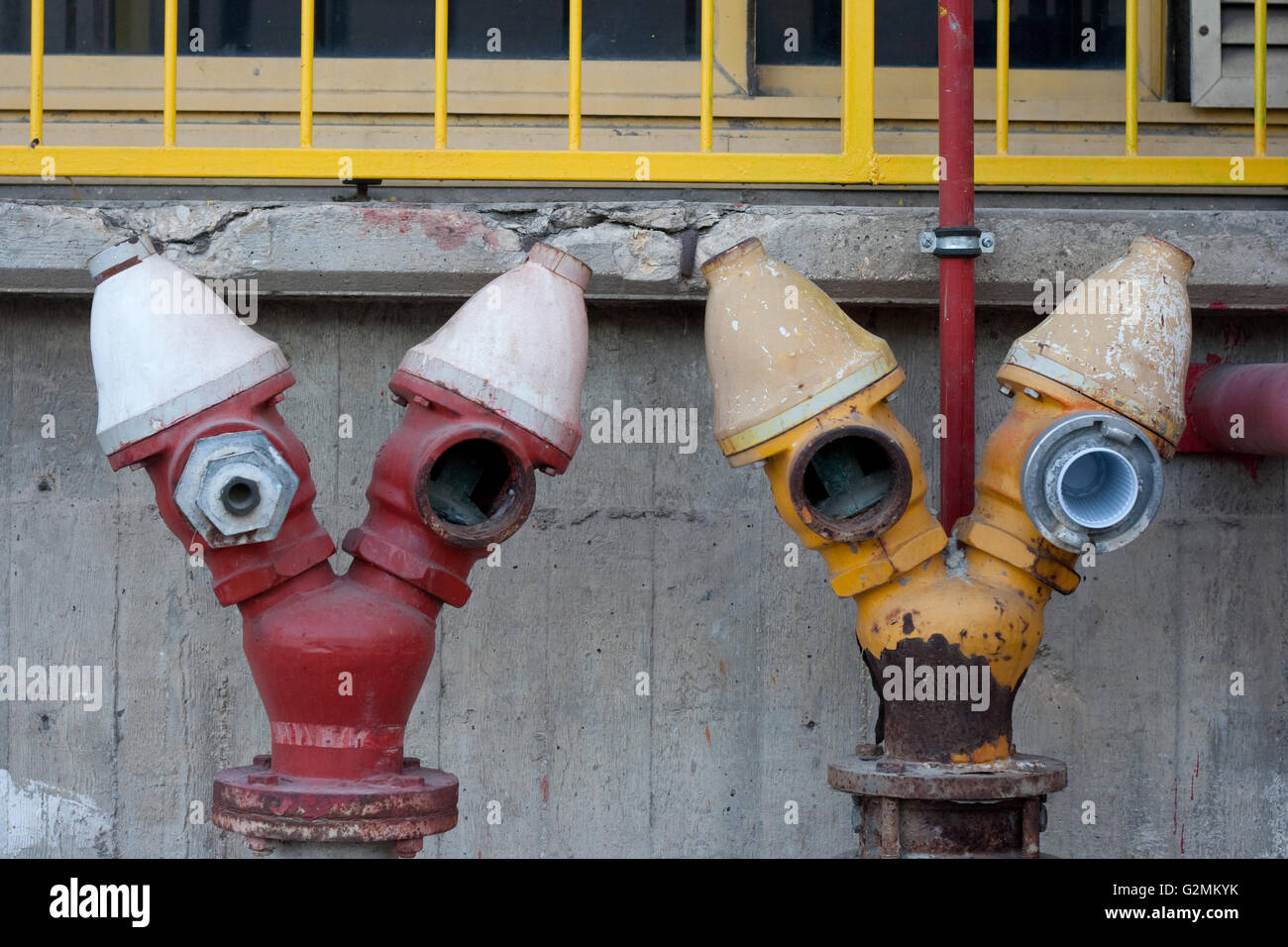 rote und gelbe double headed Hydranten auf der Straße Stockfoto