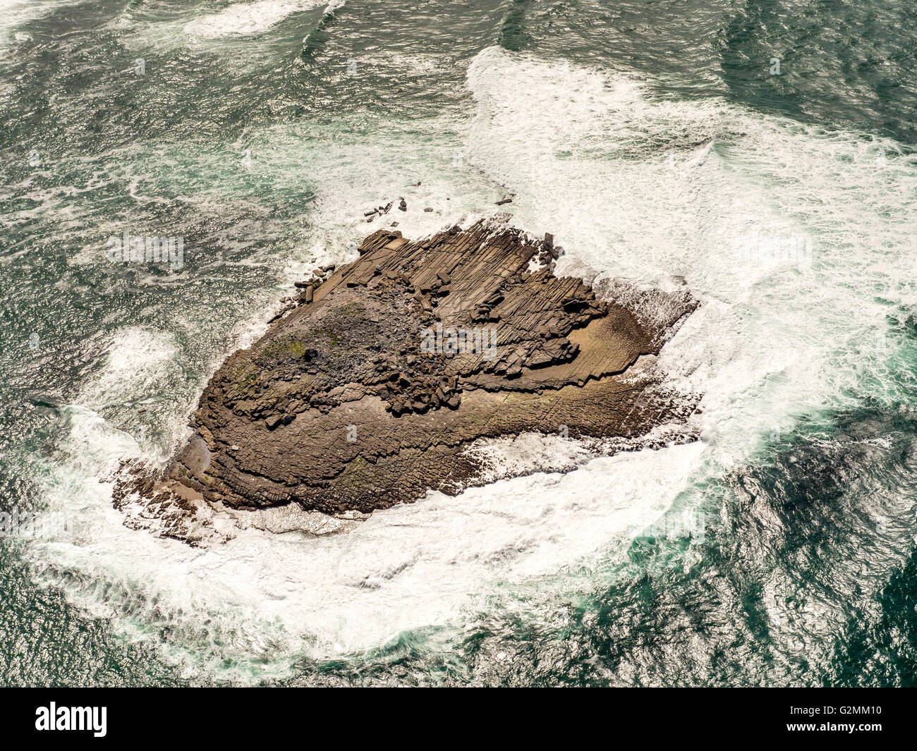 Luftaufnahme, Felsen im Meer vor Doolin zu den Cliffs of Moher, COUNTY CLARE, Clare, Irland, Europa, Galway, Irland, Europa Stockfoto