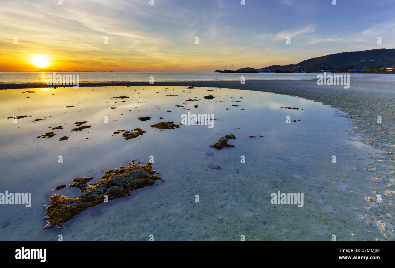Seelandschaft der Insel Koh Samui bei Sonnenuntergang, Thailand Stockfoto