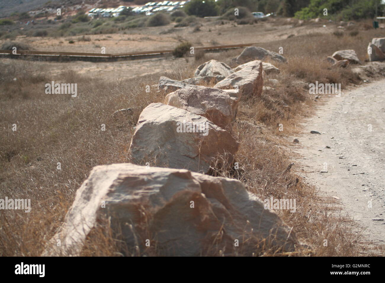 Eine Reihe von Felsen, die Angabe der Seite einer Straße Spur Stockfoto