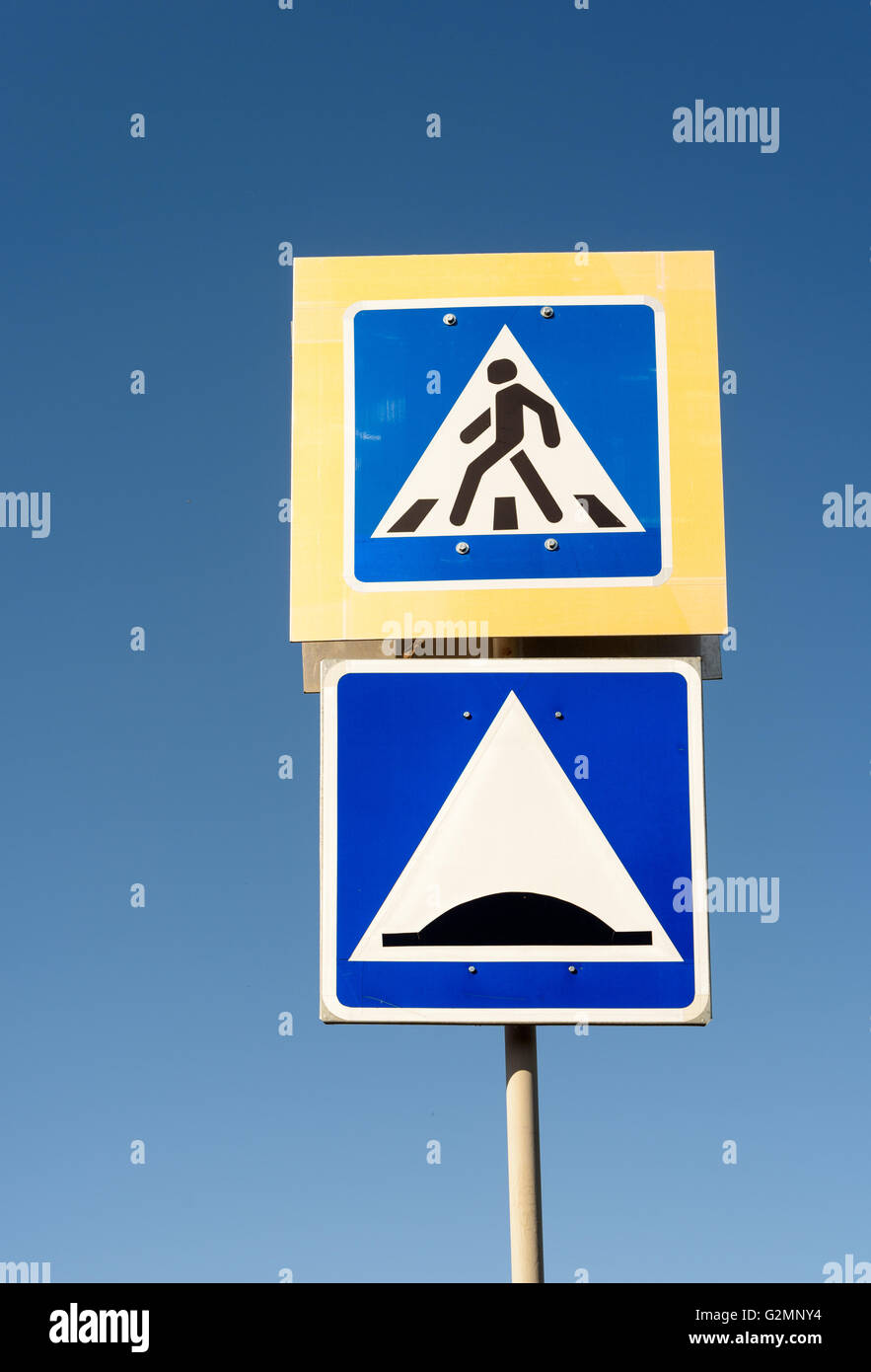 Sicherheit Schild an einem Fußgängerüberweg mit einer Geschwindigkeit Buckel Warnsymbol Stockfoto