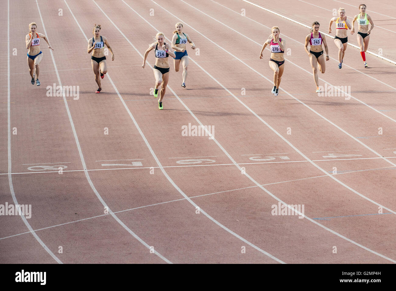 Beenden Sie den Endspurt des Rennens auf 100 Meter Frauen während UrFO Meisterschaft in der Leichtathletik Stockfoto