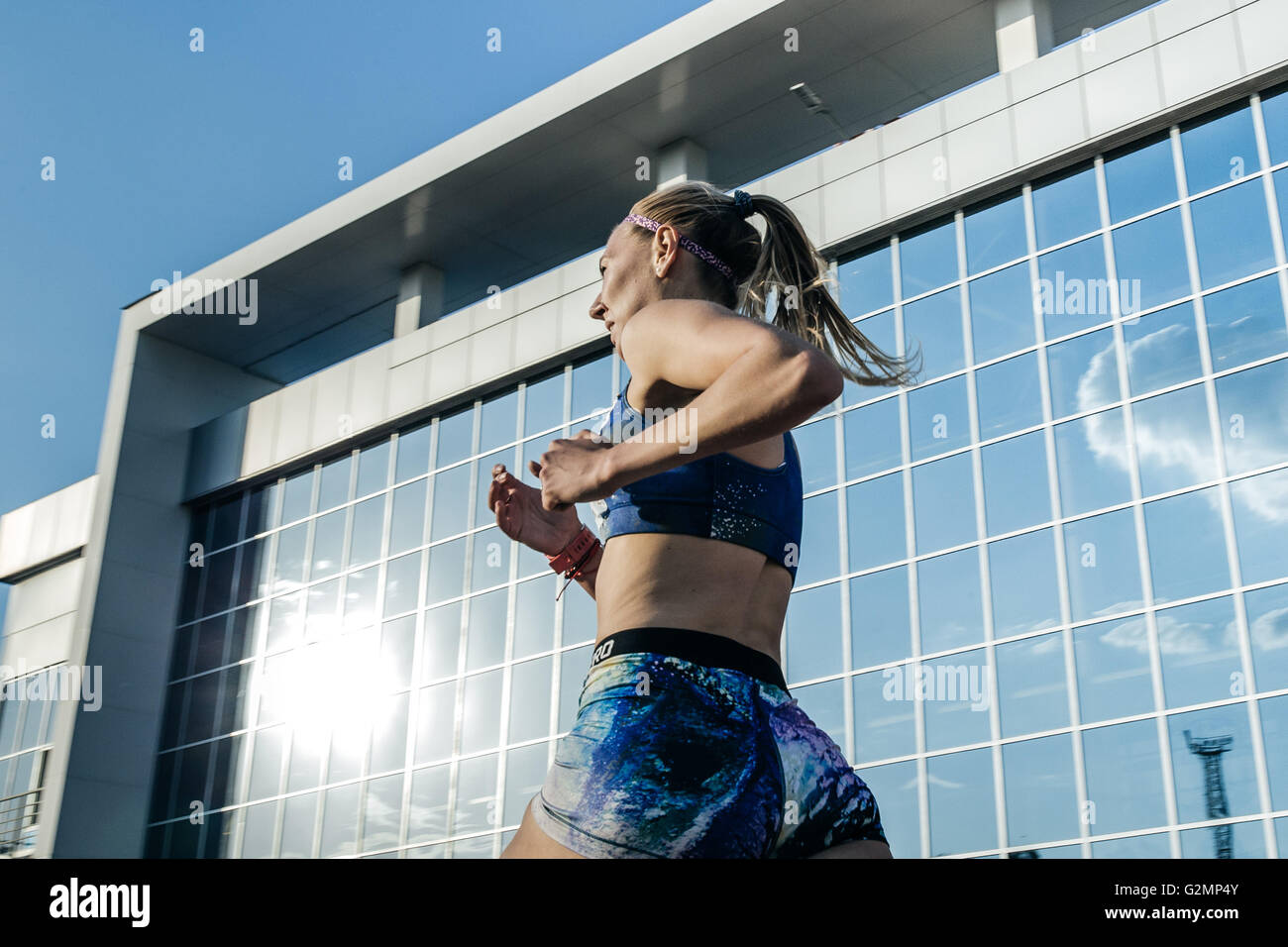Mädchen-Läufer-Teilnehmer der Steher Renndistanz von 1500 Metern während UrFO Meisterschaft in der Leichtathletik Stockfoto