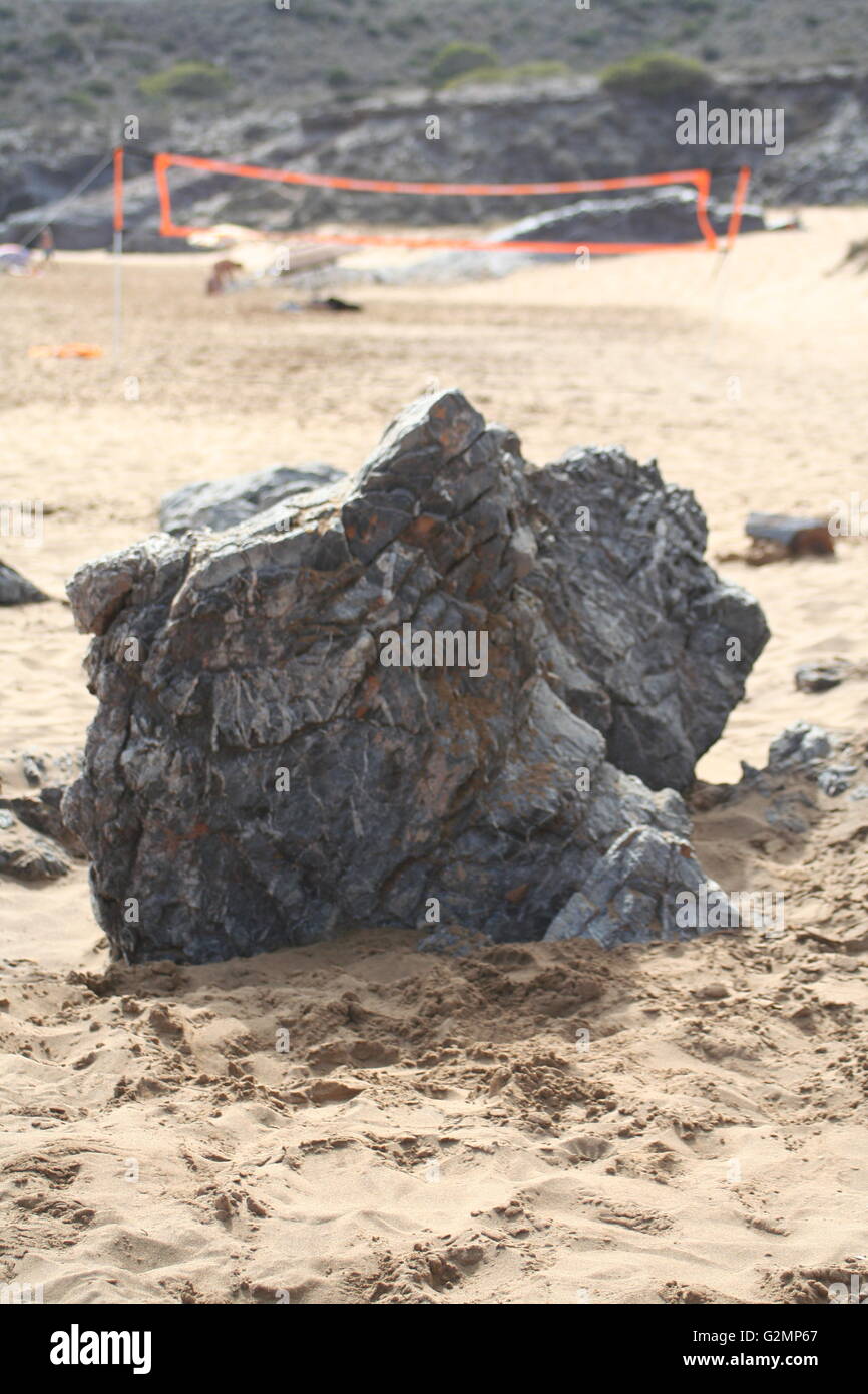 Großen Schiefer Felsen im Sand am Strand Stockfoto