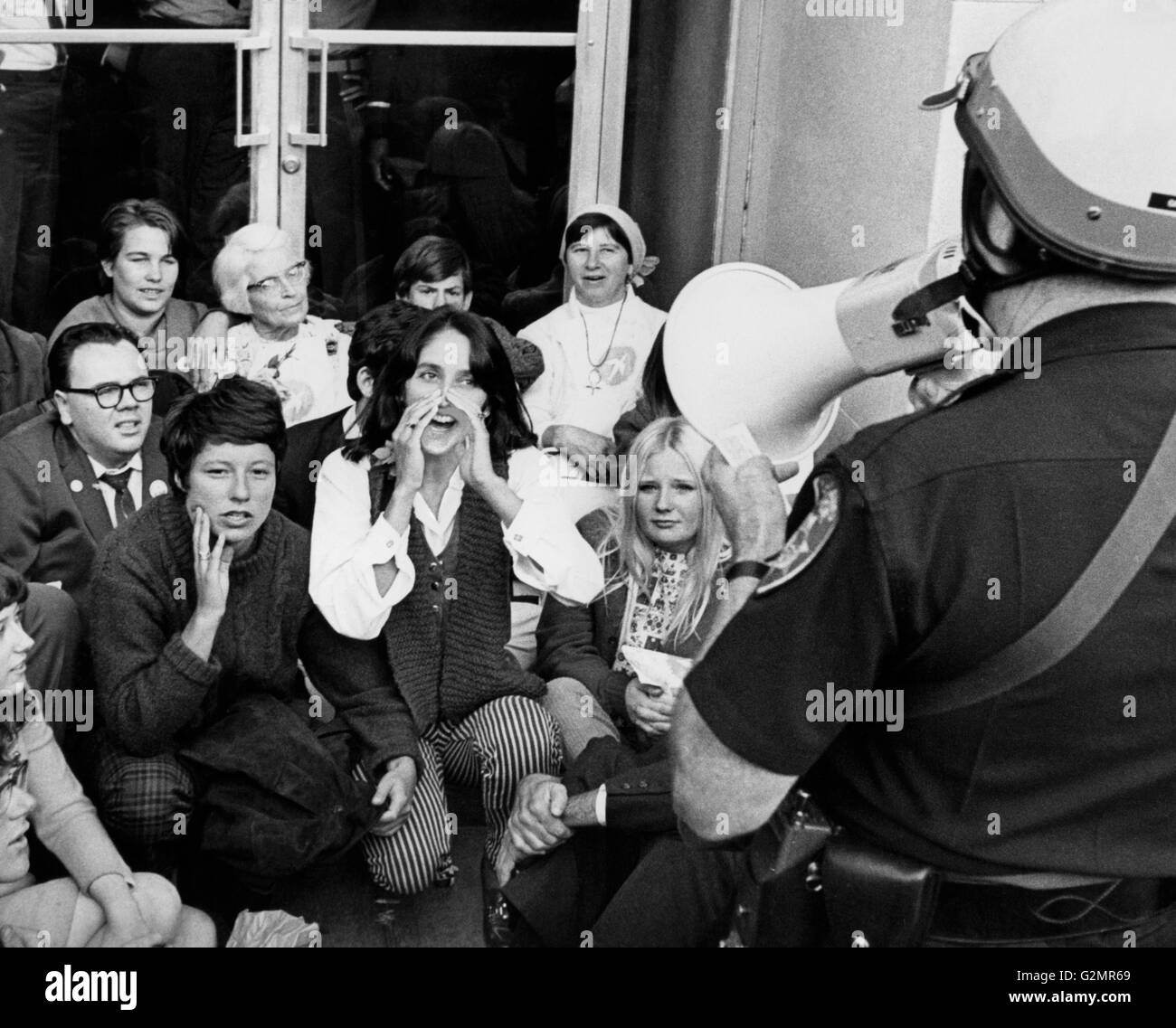 Oakland, Sängerin Joan Baez während einer Anti-Kriegs-Demonstration, 1967 Stockfoto