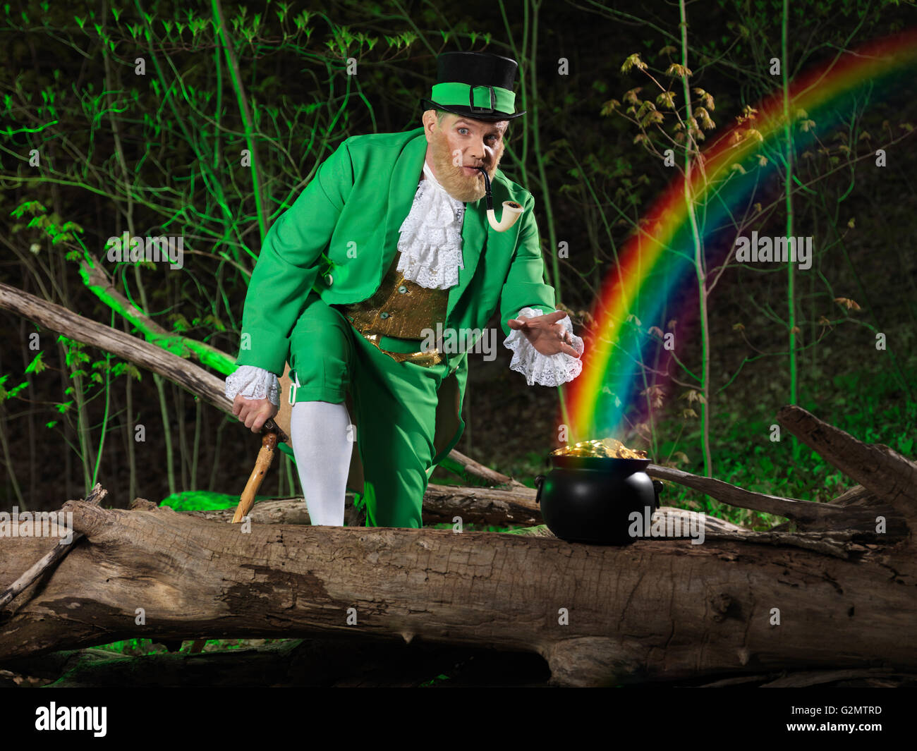 Kobold Und Ein Topf Voll Gold Mit Regenbogen Kommen Aus Ihm Heraus In Einem Wald Stockfotografie Alamy