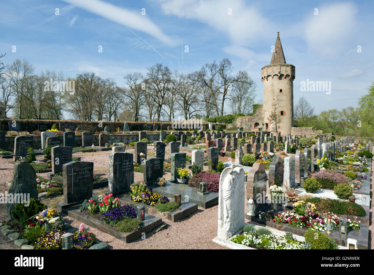 Pulver-Wehrturm auf dem alten Friedhof, Wehrturm der mittelalterlichen Stadtbefestigung, Seligenstadt, Hessen, Deutschland Stockfoto