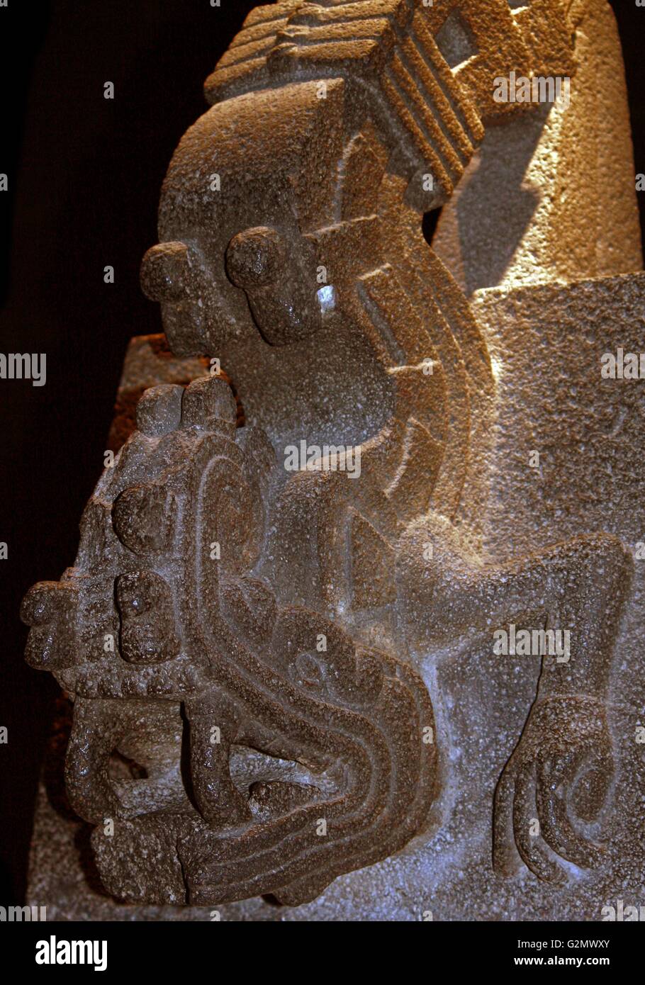 Stein Abbildung von Xiuhcoatl, AD 1325-1521 aus Mexiko. Die Schlange spielte eine wichtige Rolle in der mexikanischen Religion. Viele hervorragende Skulpturen aus Stein haben überlebt, die meisten von Ihnen die Klapperschlangen mit auffallenden Realismus und großem Geschick geschnitzt. Stockfoto