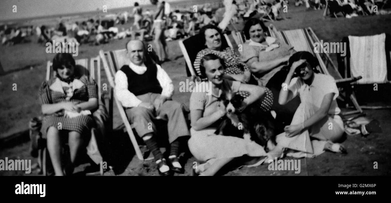 Familienurlaub am Strand in England 1938. Stockfoto