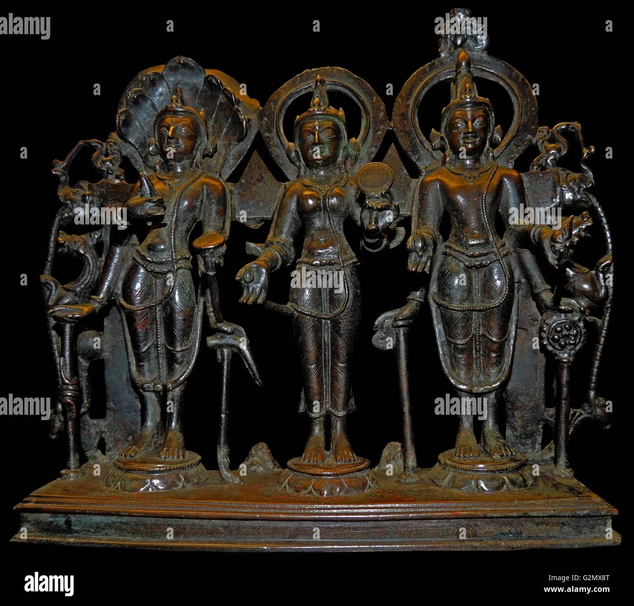 Balarama, Lakshmi und Vasudeva. Östlichen Indien, vielleicht Imadpur, Hohenstadt, Bengalen. Vom im 48. Jahr der Mahipala (über AD 1043). Balarama, mit Pflug und Schlange Hauben, Bruder des Krishna, hier auf der rechten Seite als vasudeva dargestellt. In der Mitte des bronze Gruppe ist Lakshmi, die Shakti oder weibliche Form von Vasudeva, ein Aspekt des Gottes Vishnu. Stockfoto