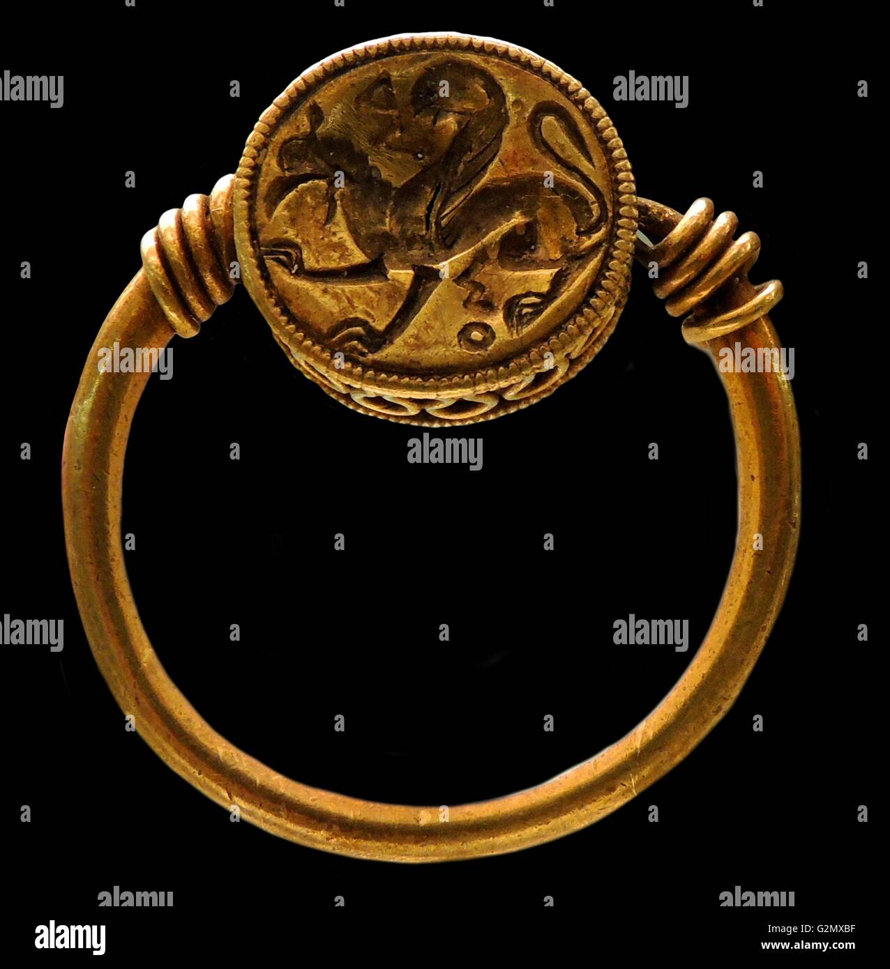 Gold Ring mit einer drehbaren Lünette graviert mit Griffin Griechische, ca. 500-460 v. Chr. Stockfoto