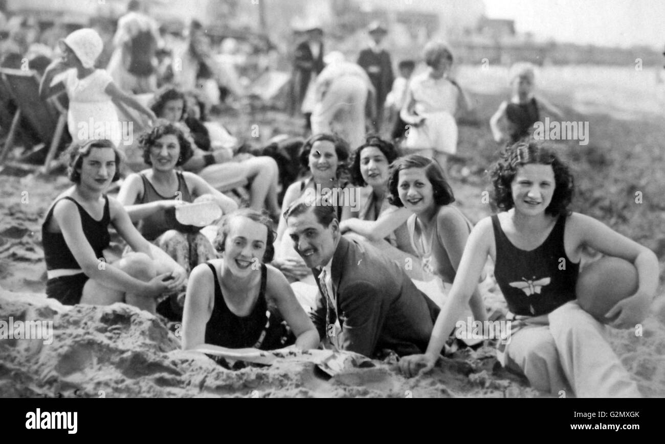 Entspannt Gruppe der Urlauber genießen Sie die Sonne am Strand im Süden von England, kurz vor dem Ausbruch des Krieges im Jahre 1939. Stockfoto