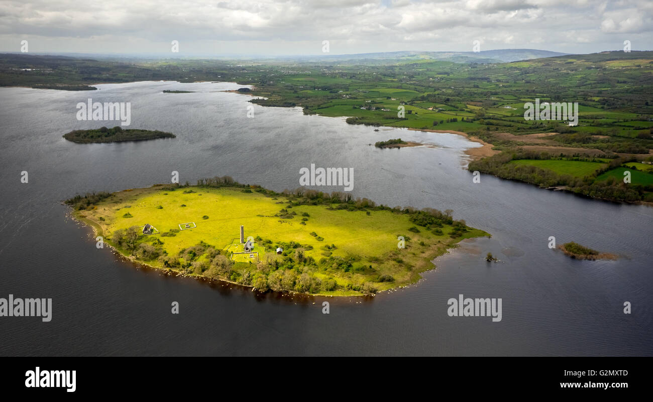 Luftaufnahme, Holy Island, Holy Island mit verfallenen Kloster, See Derg, Lough Derg auf dem Fluss Shannon, COUNTY CLARE, Stockfoto