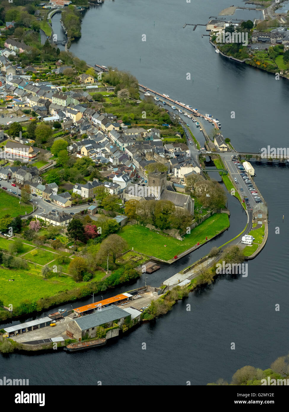 Antenne, Kirche von Killaloe Co.Clare und in Richtung Ballina Co Tipperary Pn Fluss Shannon, COUNTY CLARE, Tipperary, Irland, Europa, Stockfoto