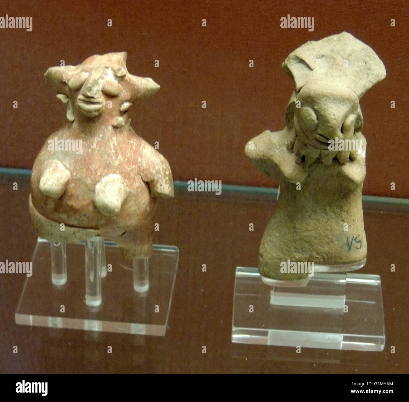 Zwei weibliche Figuren, eine gezeigt, schwanger, Indus Zivilisation, von Mohendro-Daro, Pakistan. Etwa 2000 v. Chr.. Stockfoto