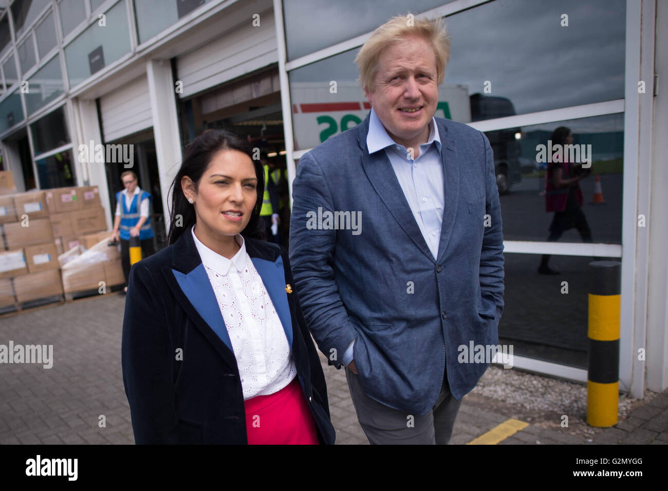 Boris Johnson und Priti Patel besuchen Sie Kleidung und einheitliche Hersteller Simon Jersey in Accrington, Lancashire, als Teil der Abstimmung verlassen EU-Referendum-Kampagne. Stockfoto