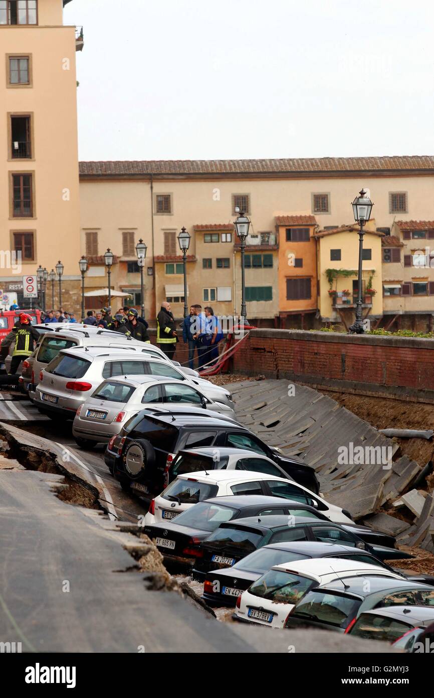 Florenz, eine Kluft von etwa zweihundert Metern Breite und sieben wurde im Zentrum von Florenz auf den Lungarno Torrigiani eröffnet Stockfoto